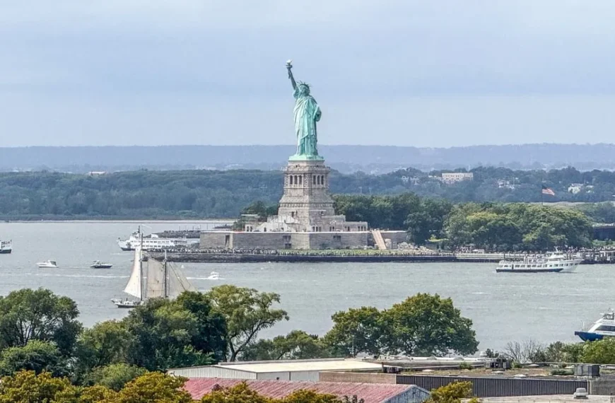 Expert New York Tour Operator Guiding Happy Tourists in NYC